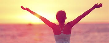 Persona en un paisaje que genera paz y tranquilidad