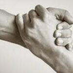 Imagen de unas manos agarradas como trabajo en equipo