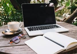 Imagen de un ordenador de trabajo en un entorno natural